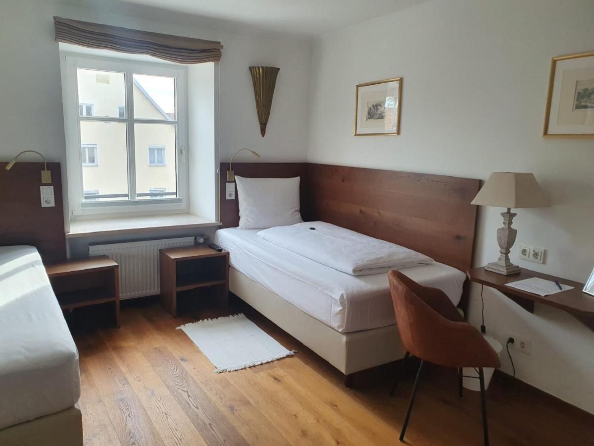 Hotel Schierlinger Braeustueberl Bagian luar foto